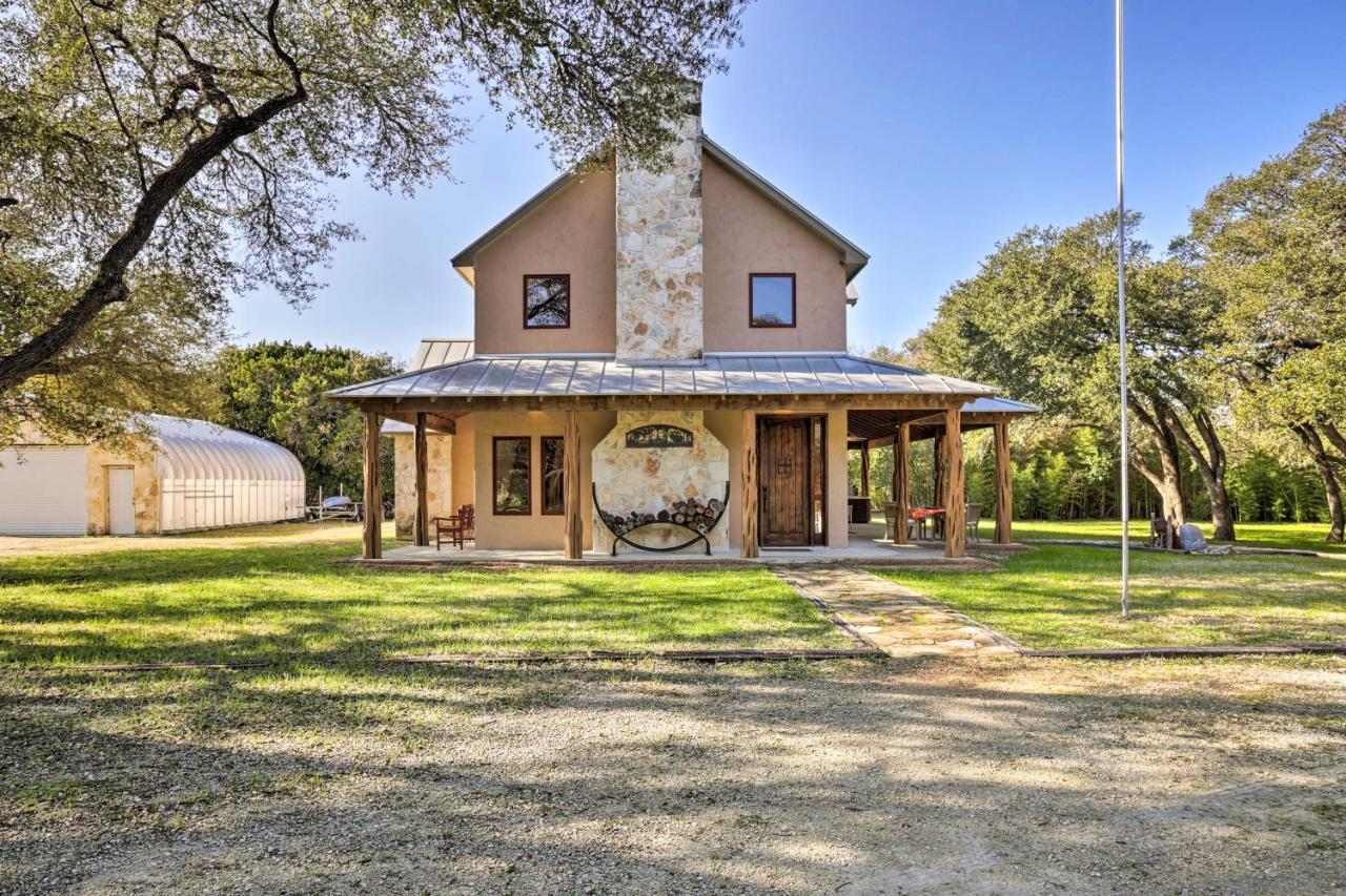 Riverfront Blanco Home With Shaded Porch And Hot Tub Exterior foto